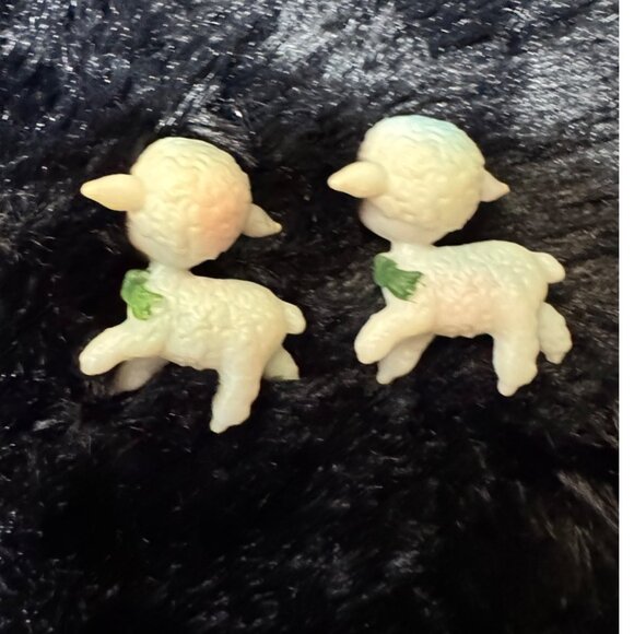 Vintage  PlasticWhite Lamb Figurines With Green Bows - Set Of 2 Miniature - Picture 4 of 6